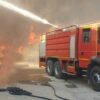 حريق هائل في معمل “فريب” جبل الوسط: الحماية المدنية تواصل مجهوداتها لإخماد النيران